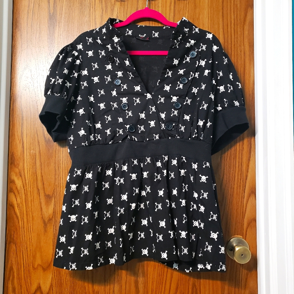 Torrid skull & crossbones top